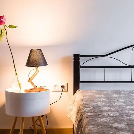 Eclectic And Boutique Designers With Parking Apartment *